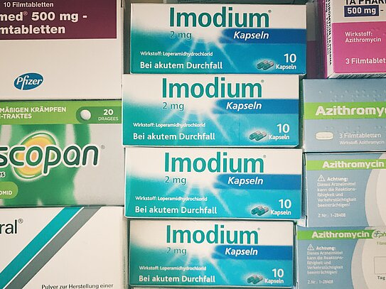 Zusammenstellung diverser Medikamente wie Schmerzmittel und Durchfallpräparate für eine gut ausgestattete Reiseapotheke.
