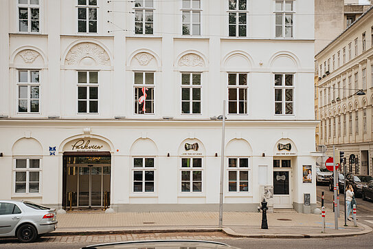 Weiße historische Fassade des Gebäudes Am Heumarkt 3, in dem sich die Praxis der Tropenordination befindet.